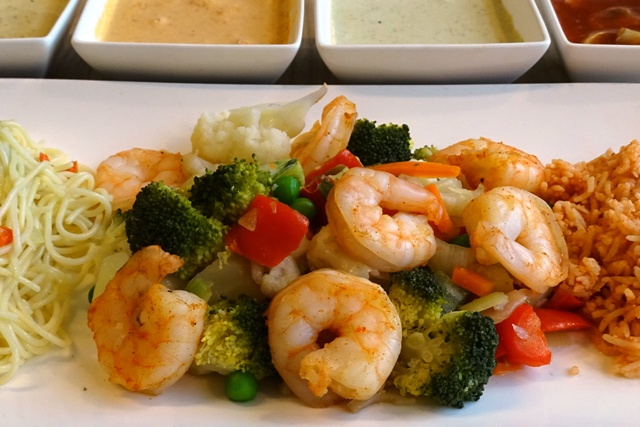 wokschotel met grote gepelde garnalen bij Besteldesk.nl